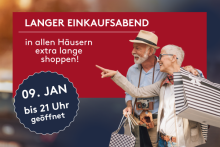 Älteres Paar mit Einkaufstaschen beim langen Einkaufsabend, Geschäfte am 9. Januar bis 21 Uhr geöffnet.