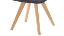 Vier helle Holzbeine eines modernen Stuhls mit grauem Stoffbezug, minimalistisches Möbeldesign.