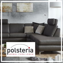 Modernes Ecksofa in Dunkelgrau mit Kissen im Wohnzimmer, Polsteria Logo, stilvolle Wohnzimmereinrichtung.