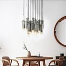 Moderne Hängelampe mit mehreren Glasröhren, schwarzem Baldachin und warmem Licht, Design-Deckenleuchte.