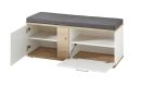 Moderne Sitzbank mit grauem Polster, weißen Türen, Holzdekor und praktischem Stauraum für Flur oder Wohnzimmer.