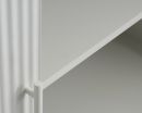 Modernes, weißes Regal mit glatter Ablagefläche und geriffelter Seitenwand, minimalistisches Design.