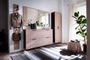 Flurgarderobe aus hellem Holz mit Spiegel, Schuhschrank, Kleiderschrank und Wandpaneel, modern und minimalistisch.