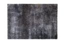 Dunkelgrauer, rechteckiger Hochflor-Teppich auf weißem Hintergrund, moderner Wohnzimmerteppich.