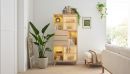 Heller Holzschrank mit Lamellentüren, offenen Fächern und Schubladen, modernes skandinavisches Design.