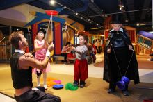 Mitmachzirkus bei Möbel Rieger – Kinder erleben Spiel, Spaß und Zirkustricks in fantasievoller Umgebung.