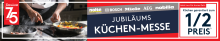 Koch bereitet Gemüsepfanne zu, Banner wirbt für Jubiläums-Küchenmesse mit Küchen zum halben Preis.