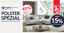 Werbeanzeige für die Marke modulmaster mit dem Slogan wohlfühlen ist planbar. Im Mittelpunkt steht ein helles Sofa mit Dekokissen in einem stilvoll eingerichteten Wohnzimmer. Aktionshinweise siehe Text unterhalb des Bildes.