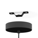 Schwarze Deckenleuchte mit runder Abdeckung und Metallhalterung, modernes Lampen-Design, Nahaufnahme.