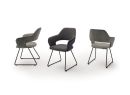 Drei moderne, graue Polsterstühle mit Metallgestell auf weißem Hintergrund, Designstuhl für Esszimmer oder Büro.