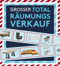 Großer Totalräumungsverkauf mit Möbeln wie Bett, Sessel, Sofa, Tisch, Stuhl und Babybett auf blauem Hintergrund.