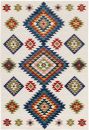 Bunter Teppich mit geometrischem Ethno-Muster, Rauten und Dreiecken auf hellem Hintergrund, Wohnaccessoire.