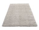 Rechteckiger, hellgrauer Hochflor-Teppich mit weicher Oberfläche, ideal für Wohnzimmer oder Schlafzimmer.
