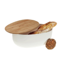 Weißer Brotkasten mit Holzdeckel, darin Baguette, daneben ein Mehrkornbrötchen, modernes Küchendesign.