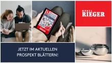 Zwei Personen blättern online im aktuellen Möbel Rieger Prospekt auf einem Tablet, moderne Wohnaccessoires.