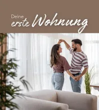 Junges Paar tanzt glücklich in heller, moderner Wohnung, Umzug, erste eigene Wohnung, Einrichtungsfreude.
