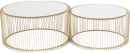 Zwei runde Couchtische mit goldfarbenem Metallgestell und weißer Glasplatte, modern und elegant.