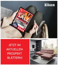 Bildcollage mit einer Person, die ein Tablet mit dem digitalen Jubiläums-Sale-Prospekt von Möbel Rieger hält, daneben ein modernes Wohnzimmer mit rosafarbenem Sofa. Unten links steht: „Jetzt im aktuellen Prospekt blättern!“