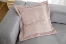 Altrosa Kissen mit feiner Cordstruktur, quadratisch, weiche Oberfläche, modernes Wohnaccessoire für Sofa oder Bett.
