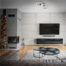 Modernes Wohnzimmer mit grauem Sofa, Wand-TV, Kamin, Holzlager, Couchtischen und minimalistischer Dekoration.