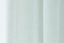 Weiße, lichtdurchlässige Gardine aus feinem Stoff vor Fenster, modernes Wohnaccessoire, minimalistisches Design.