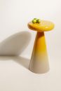 Moderner gelber Hocker aus Kunststoff mit glänzender Oberfläche und konischer Form, Designmöbel für Wohnzimmer.