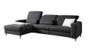 Dunkelgraues Ecksofa mit verstellbarer Rückenlehne, Kissen und Decke, modernes Wohnzimmermöbel auf Metallfüßen.