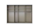Großer, offener Kleiderschrank aus Holz mit mehreren Fächern und Kleiderstangen, leer, modern, Stauraum.