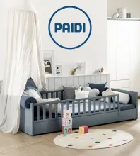 PAIDI Kinderzimmer mit Spielbett Modernes Kinderbett in Blau mit Kissen und Kuscheltieren; rechts PAIDI Logo und Spielzelt im Hintergrund.