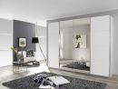 Modernes Schlafzimmer mit weißem Kleiderschrank mit Spiegeltüren, grauem Teppich und stilvoller Dekoration.