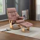 Bequemer brauner Relaxsessel mit Hocker aus Holz auf Teppich in modernem Wohnzimmer mit Wanddeko und Fenster.