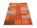 Moderner Teppich mit geometrischem Muster in Orange-, Braun- und Beigetönen auf weißem Hintergrund.