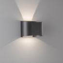Moderne LED-Wandleuchte aus Metall, indirektes Licht nach oben und unten, minimalistisches Design an weißer Wand.