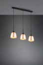 Moderne dreiflammige Pendelleuchte mit kupferfarbenen Lampenschirmen vor grauer Wand, Design-Lampe.