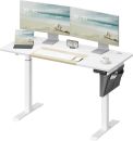 Höhenverstellbarer Schreibtisch mit zwei Monitoren, Tablet, Tastatur, Maus, Uhr und Kaffeetasse im modernen Büro.