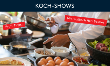 Profikoch bereitet bei Koch-Show frische Speisen mit Eiern, Gemüse und Salat zu, Profi-Tipps inklusive.