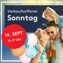 Familie mit Kind und Luftballons, lächelnd beim verkaufsoffenen Sonntag am 14. September, 11-17 Uhr.