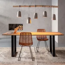 Minimalistisch eingerichteter Essbereich mit zwei KARE Stühlen "Ko Lanta" in Natur. Die Stühle haben eine filigrane, geflochtene Sitzschale in warmem Braunton und schlanke Metallbeine. Sie stehen