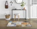 Moderner Flur mit Patchwork-Teppich, Hocker, Konsole, Pflanzen, Spiegel und dekorativen Accessoires.