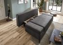 Graues Schlafsofa mit Bettkastenfunktion im modernen Wohnzimmer mit Holzboden und großen Fenstern.