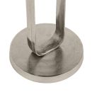 Metallfuß einer modernen Stehlampe auf weißem Hintergrund, minimalistisches Design, silberfarben.