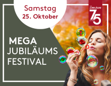 Frau bläst Seifenblasen beim Mega Jubiläumsfestival am Samstag, 25. Oktober, 75 Jahre Jubiläum.