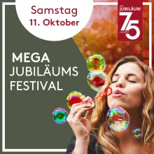 Frau pustet Seifenblasen beim Mega Jubiläumsfestival, 75 Jahre, Samstag 11. Oktober, herbstliche Stimmung.
