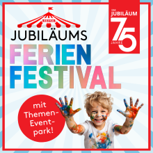 Kind mit bunter Farbe an den Händen beim Rieger Jubiläums-Ferienfestival mit Themen-Eventpark, 75 Jahre Jubiläum.