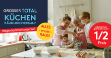 Familie kocht gemeinsam in heller Küche, Großmutter und Kinder bereiten frische Pasta am Küchentisch zu.
