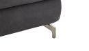 Modernes Sofa mit grauem Stoffbezug und elegantem, silbernem Metallfuß auf weißem Hintergrund.