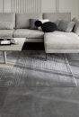 Webteppich SW Pure Design D.242 Anthrazit 200 x 290 cm Modernes Wohnzimmer mit grauem Ecksofa, Zierkissen, Couchtisch und Teppich auf dunklem Fliesenboden.