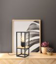Moderne Tischlampe im Industrial-Stil vor Pflanzenbild, Holzmöbel und Sukkulenten, Wohnzimmer-Dekoration.
