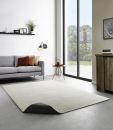 Modernes Wohnzimmer mit grauem Sofa, cremefarbenem Teppich, Holzmöbeln und großen Fenstern mit Ausblick.