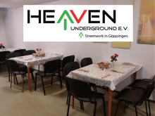 Einfach eingerichteter Speiseraum mit gedeckten Tischen, darüber Logo von Heaven Underground e.V. und Hinweis auf Streetwork in Göppingen.